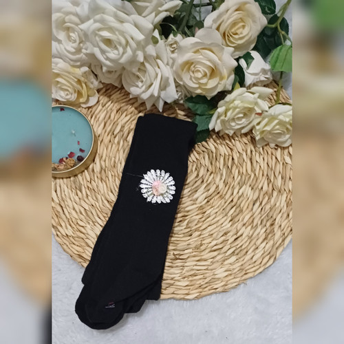 جوراب شلواری بچگانه طرح سه گل جنس:نخ پنبه درجه یک رنگ:مشکی سایزبندی:از۲تا۱۰سال